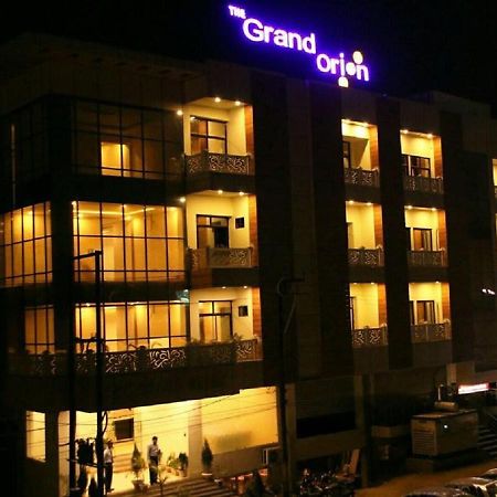The Grand Orion Hotel Chinhat Kültér fotó