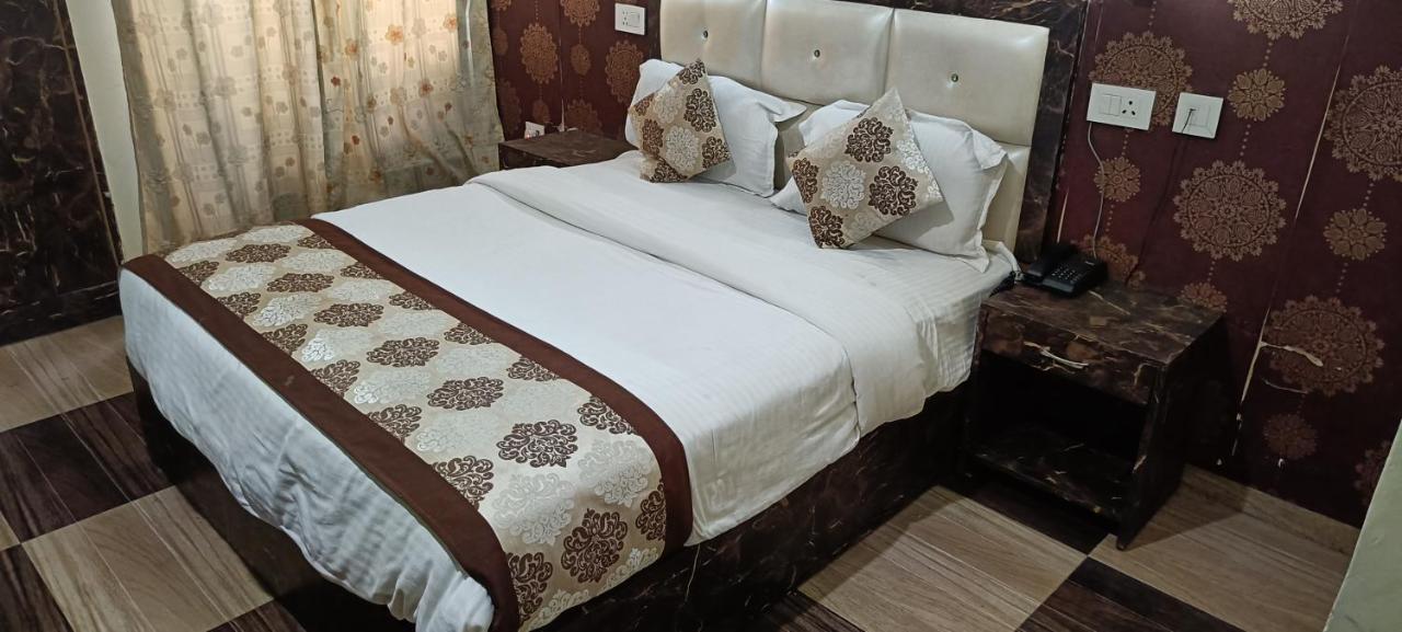 The Grand Orion Hotel Chinhat Kültér fotó