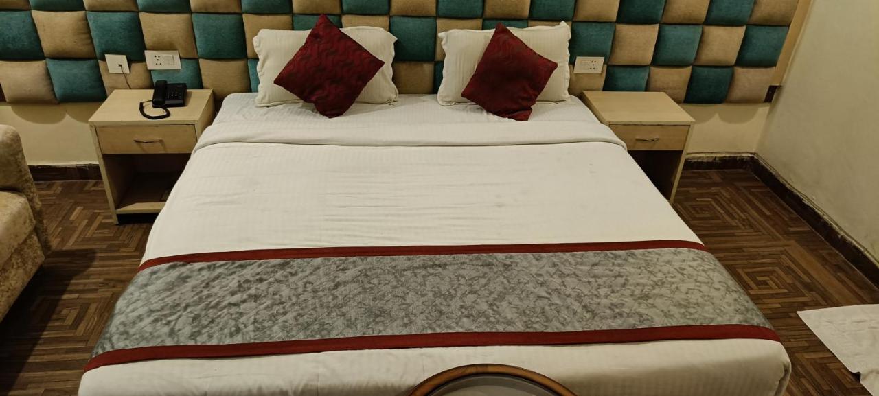 The Grand Orion Hotel Chinhat Kültér fotó