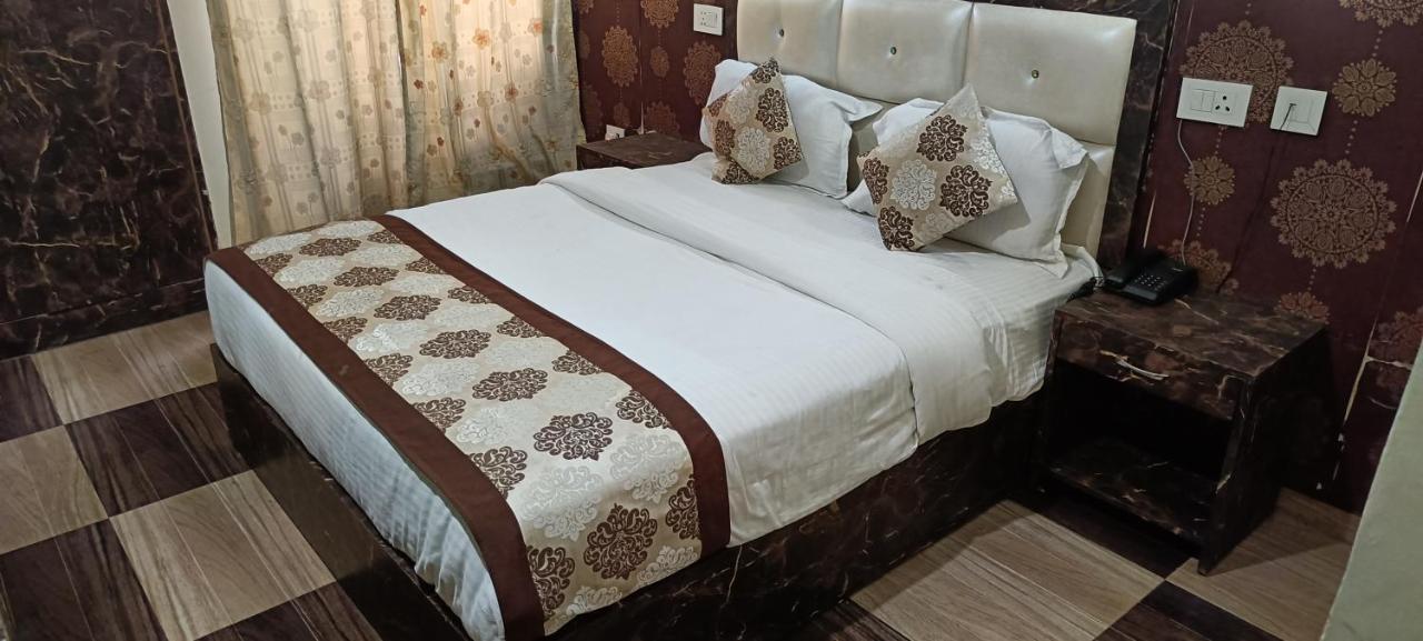 The Grand Orion Hotel Chinhat Kültér fotó