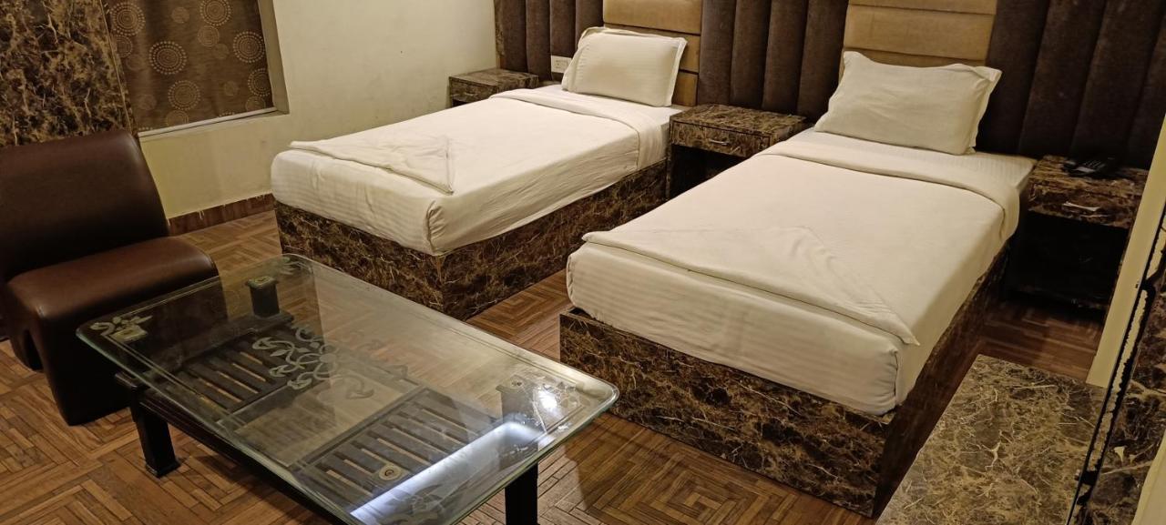 The Grand Orion Hotel Chinhat Kültér fotó