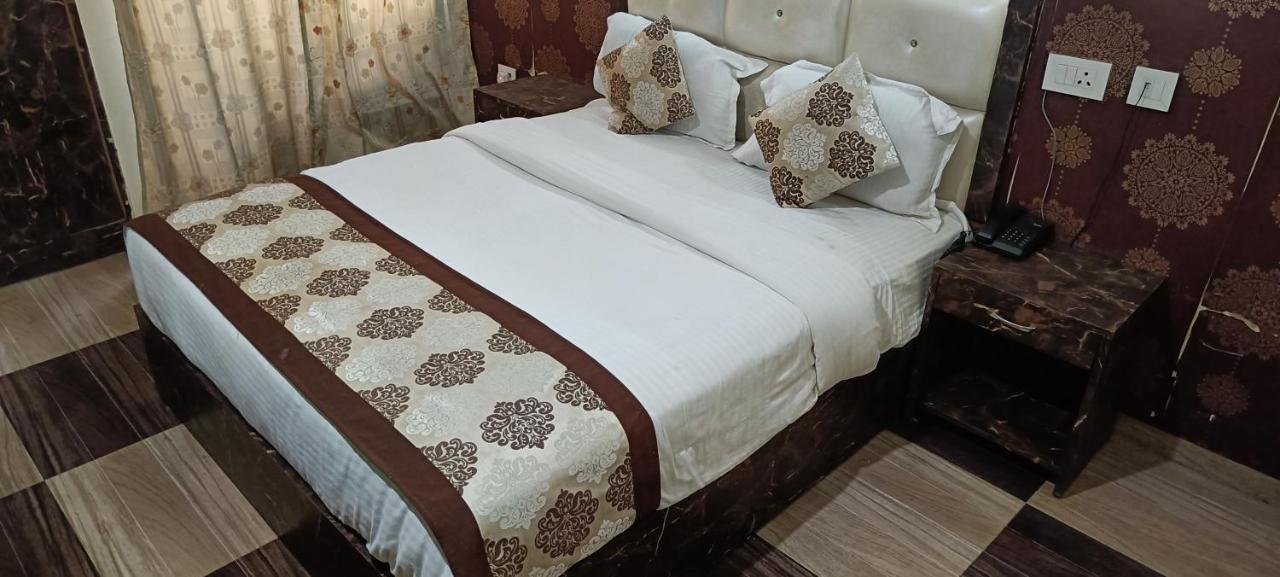 The Grand Orion Hotel Chinhat Kültér fotó