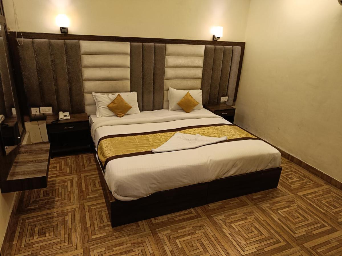 The Grand Orion Hotel Chinhat Kültér fotó