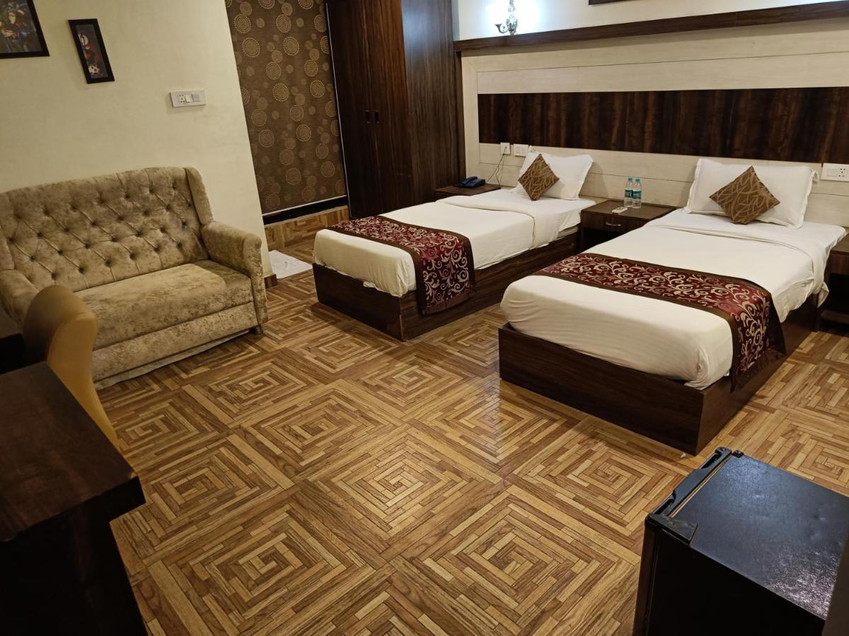 The Grand Orion Hotel Chinhat Kültér fotó