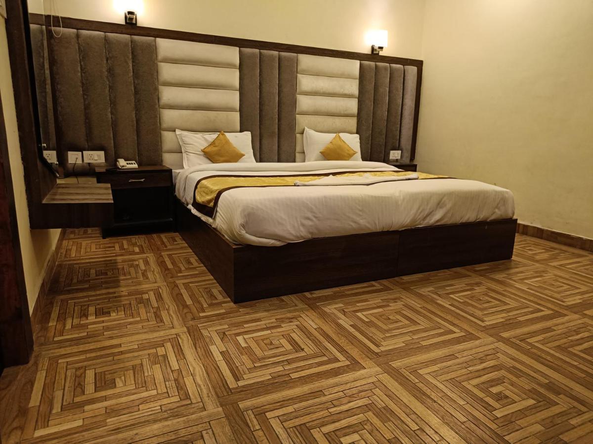 The Grand Orion Hotel Chinhat Kültér fotó